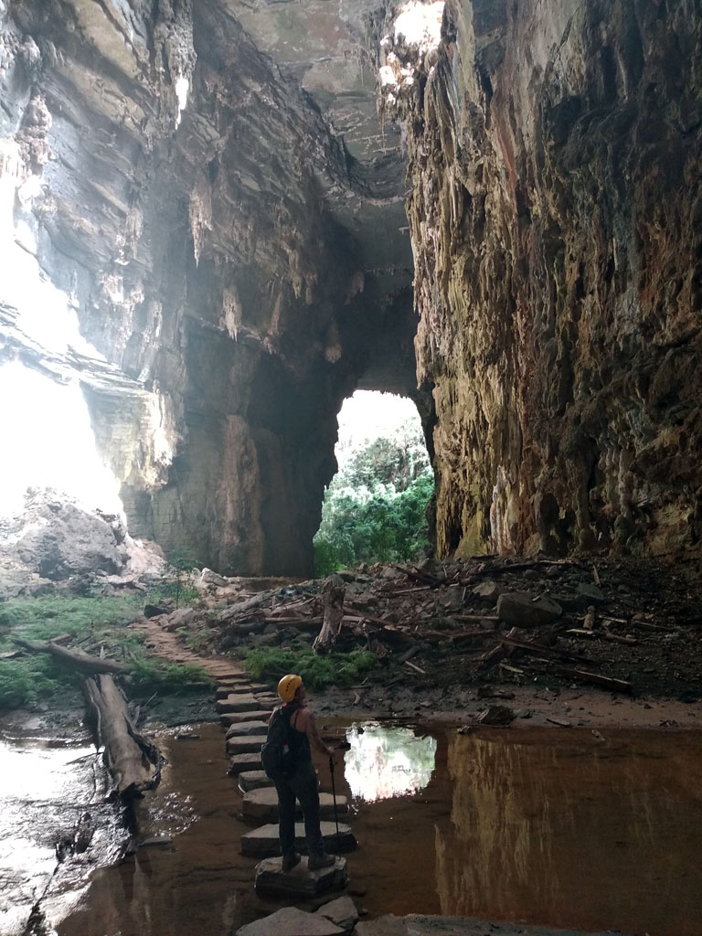 Gruta do Baú: beleza e diversidade de espeleotemas na região de